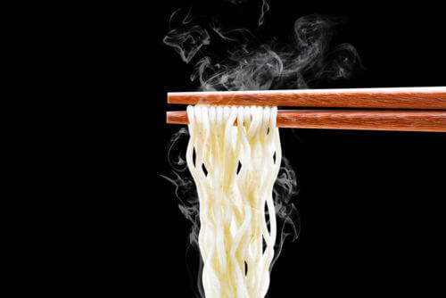 cinesi mangiano con le bacchette - noodles
